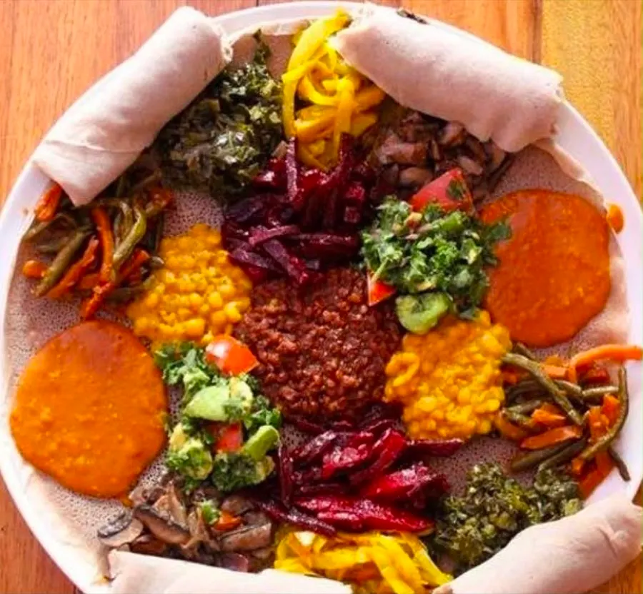 Vegan Habesha-gerechten met injera