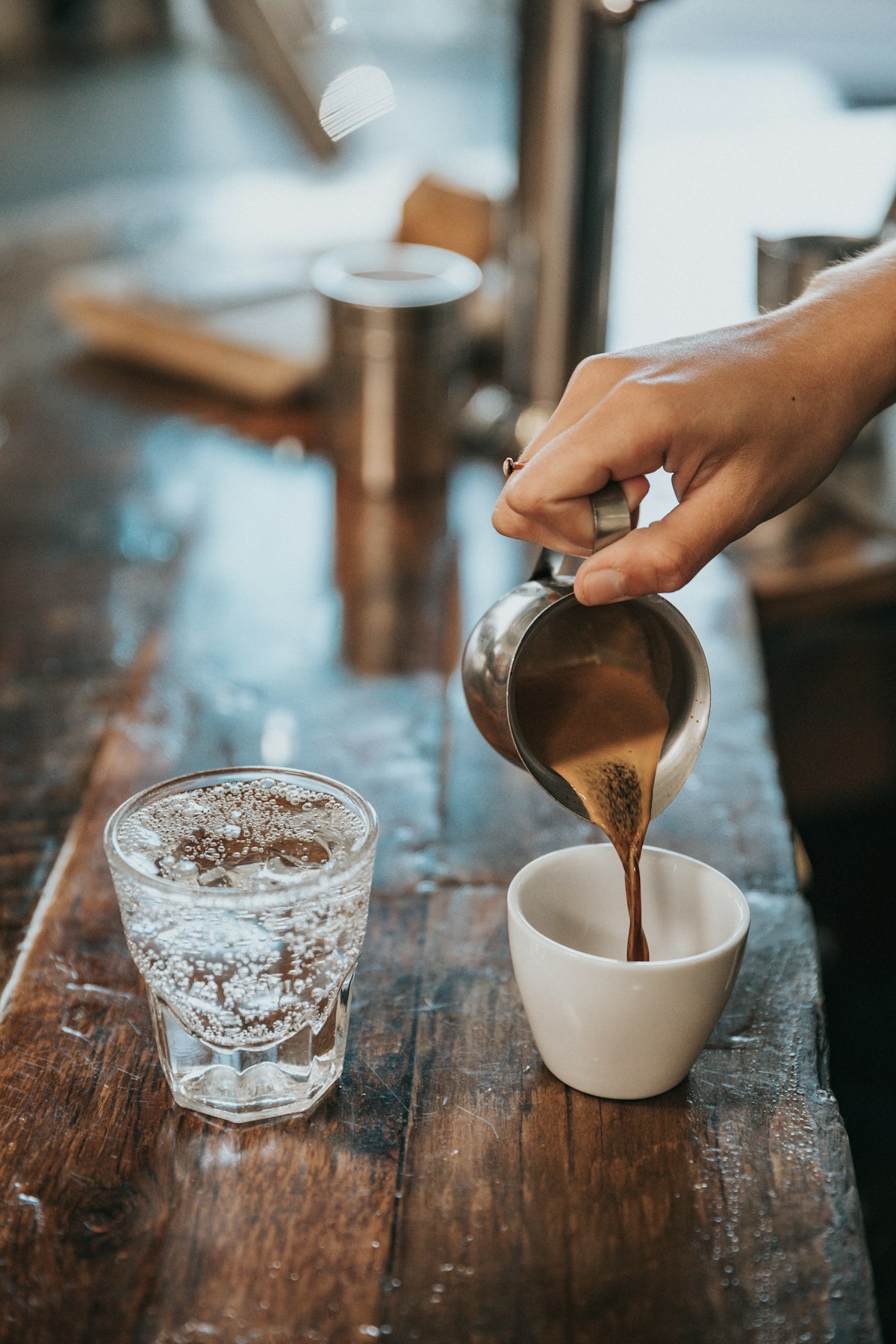 Traditionele koffie wordt ingeschonken