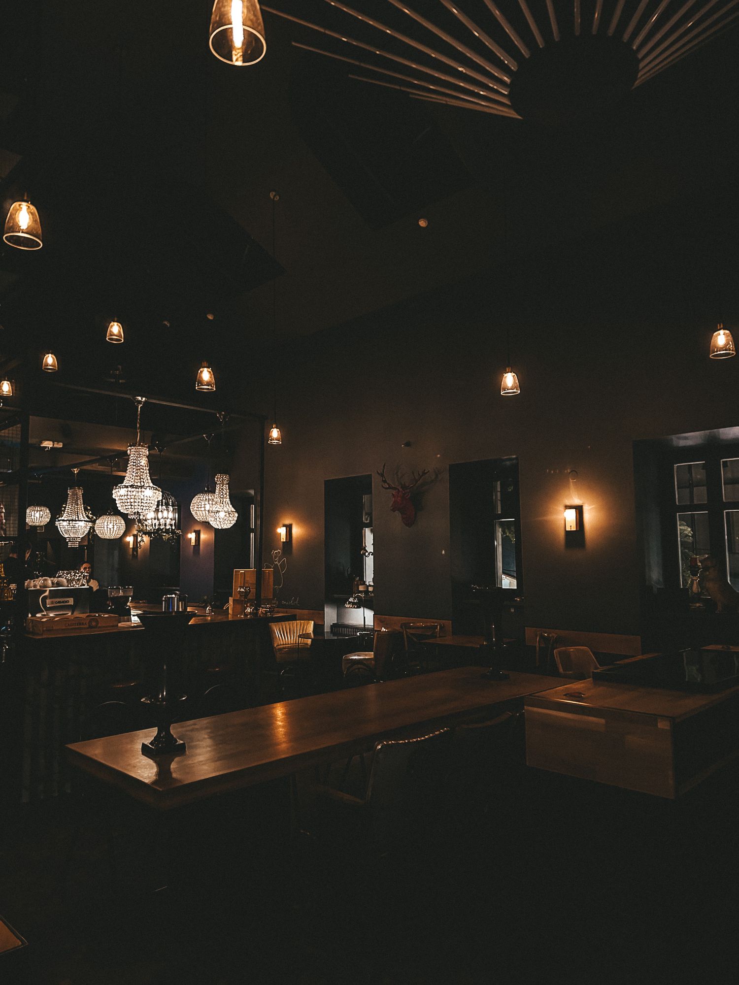 Sfeervol, warm verlicht interieur
