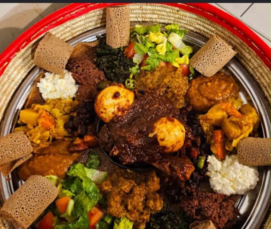 Eritrees gerecht met tibs, groenten en injera