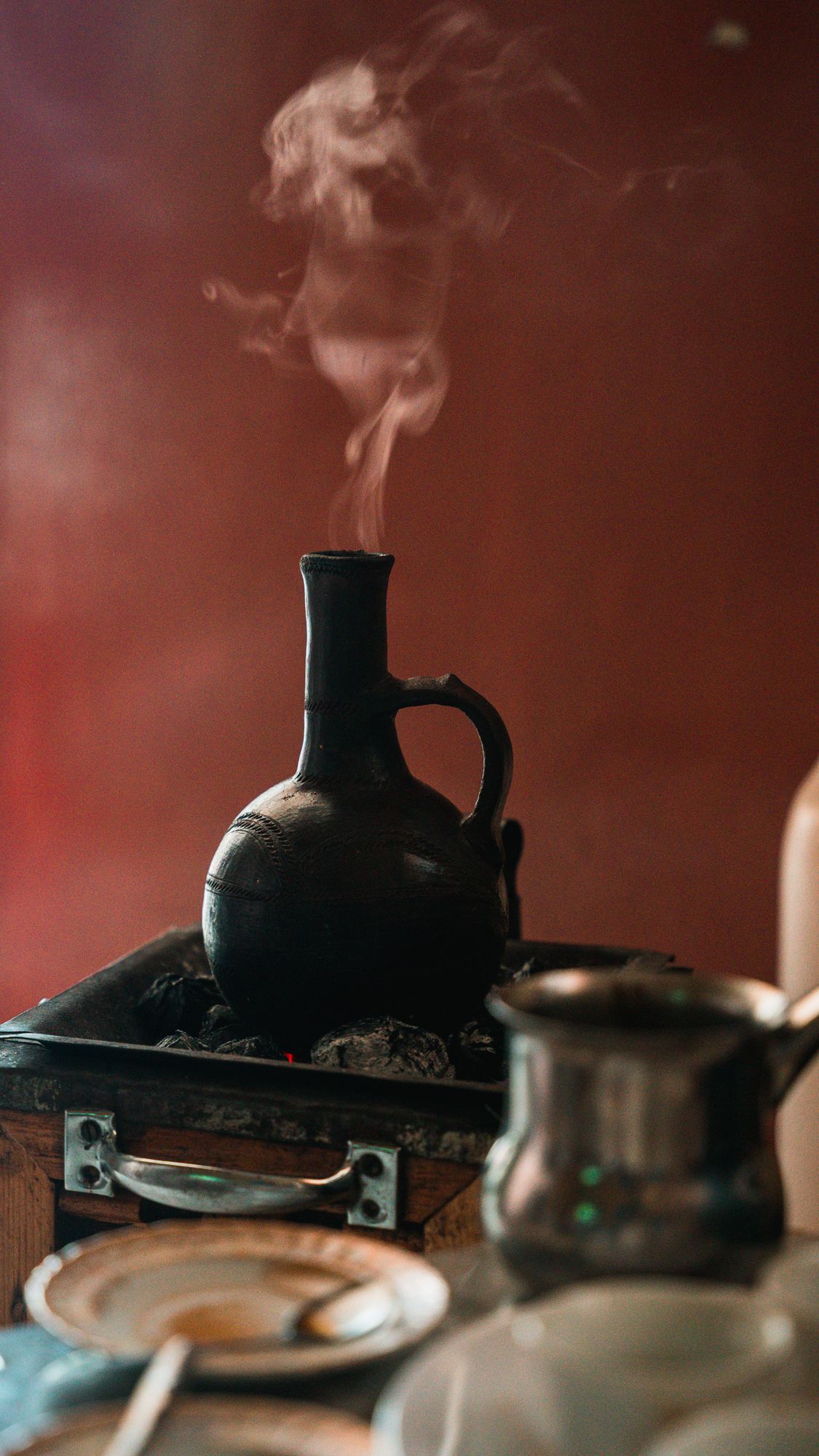 Traditionele Eritrese koffieceremonie met een jebena-koffiepot