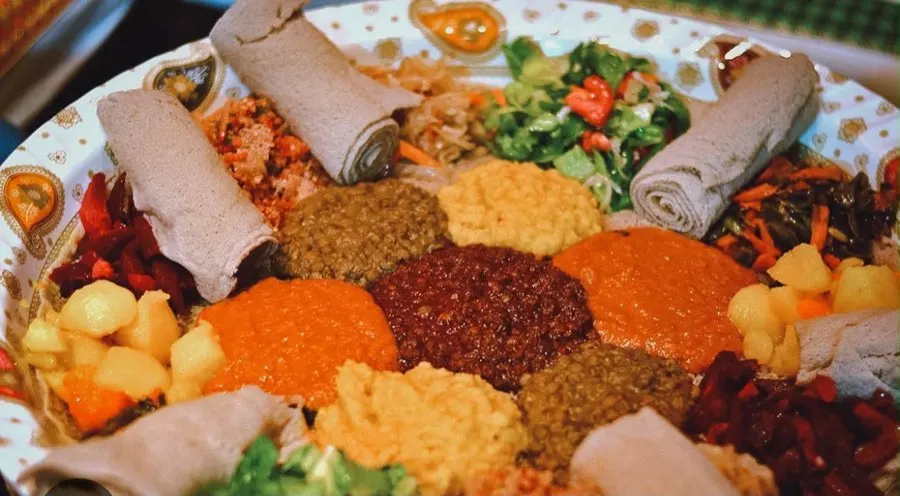 Assortiment Eritrese/Habesha-gerechten met injera